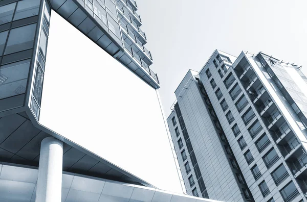 Modern bina üzerinde açık hava reklam panosu modeli — Stok fotoğraf