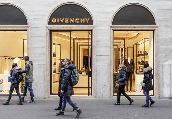 Pemandangan jalan dari pintu masuk toko mode mewah Givenchy — Stok Foto