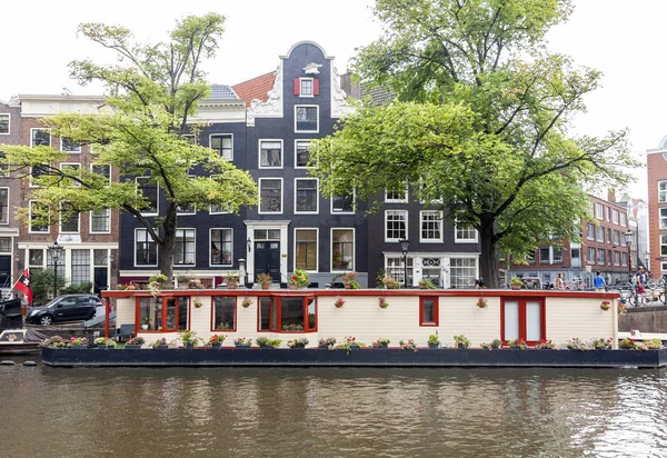 Amsterdams kanalutsikt med traditionellt vattenhus — Stockfoto