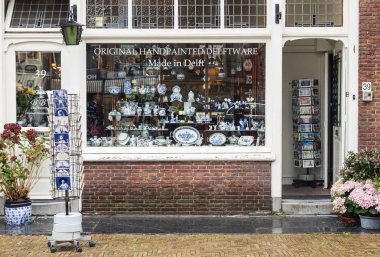 Delft 'teki geleneksel Delftware çömlek dükkanının pencere görüntüsü