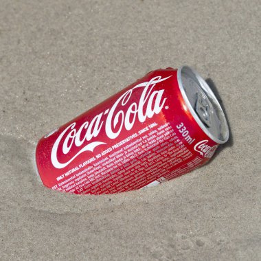 Yazın sahilde klasik Coca Cola kutusu.