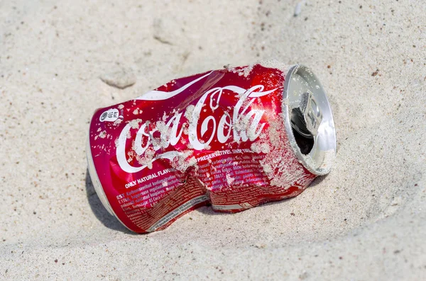 Boş Coca Cola kutusu sahilde kaza yaptı. — Stok fotoğraf