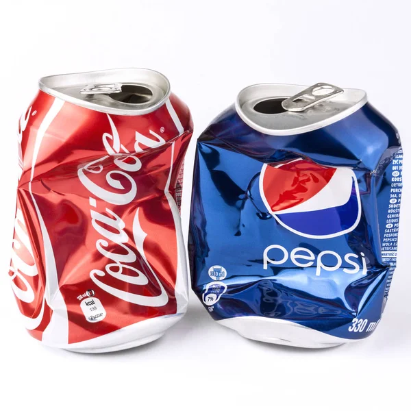 Boîtes de Cola et Pepsi écrasées isolées sur fond blanc — Photo