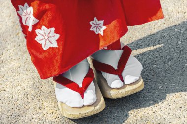 Tahta Japon geyşa takunyaları.
