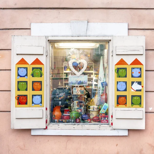 Prag 'da hediyelik eşya ve hediyelik eşya dükkanı vitrinleri — Stok fotoğraf