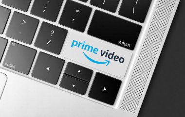 Amazon Prime video yayınlama anahtarı siyah bir bilgisayar klavyesinde