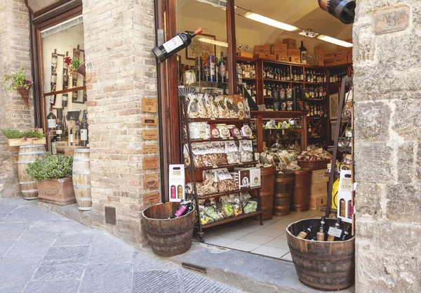 2016年6月30日 イタリア中部の地域トスカーナ州で人気の観光地 ジミニャーノ城に伝統的なイタリアワインと地元の食品店の入り口 — ストック写真