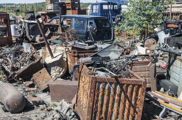 Hurdalıkta Paslı Metal Çöp Yığını Küresel Çevre Arka Planı — Stok fotoğraf