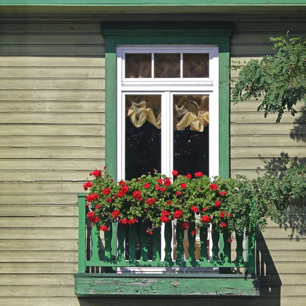 Starý Vinobraní Dřevěný Balkón Kvetoucími Červenými Květy Jasný Letní Den — Stock fotografie