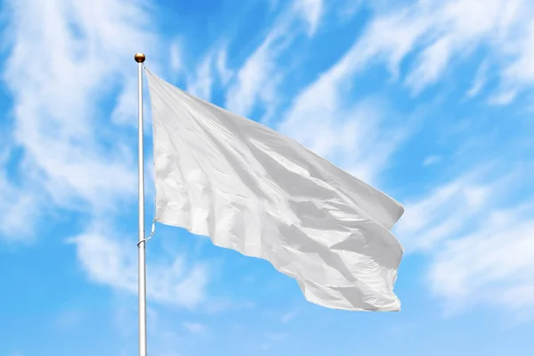 Bandeira Branca Branco Poste Acenando Vento Fundo Céu Nublado Imagem — Fotografia de Stock
