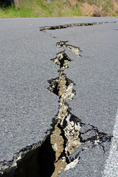 Closeup de rachaduras de estrada após o terremoto maciço de Kaikoura, Ne — Fotografia de Stock