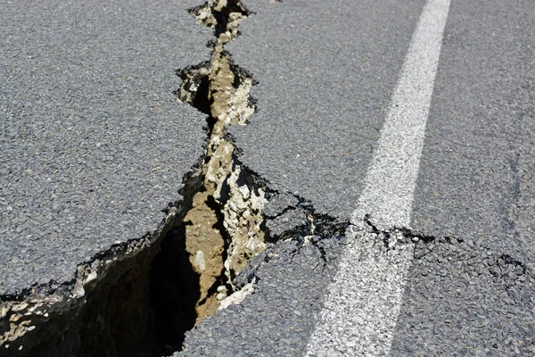 Närbild av vägen sprickor efter massiva Kaikoura jordbävning, Ne — Stockfoto