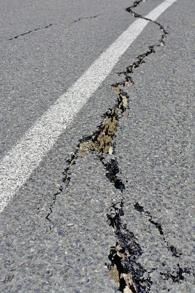 Gros plan des fissures routières à la suite du tremblement de terre massif de Kaikoura, Ne — Photo