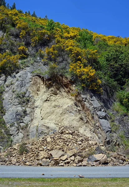 Slips & Rock Slides line Highway One south of  Kaikoura, NZ. — Stock Photo, Image