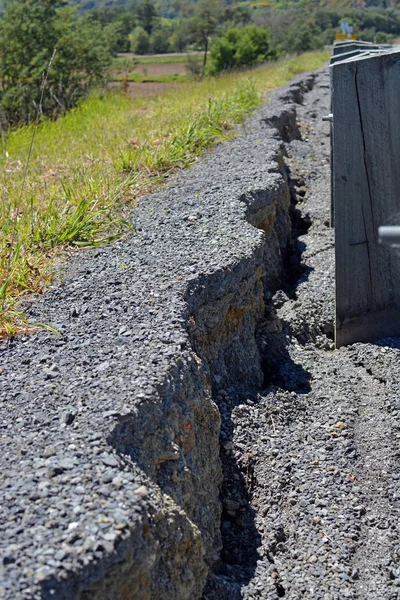 Road slumps 25 Centimetres in North Canterbury after Kaikoura Ea — Stock Photo, Image