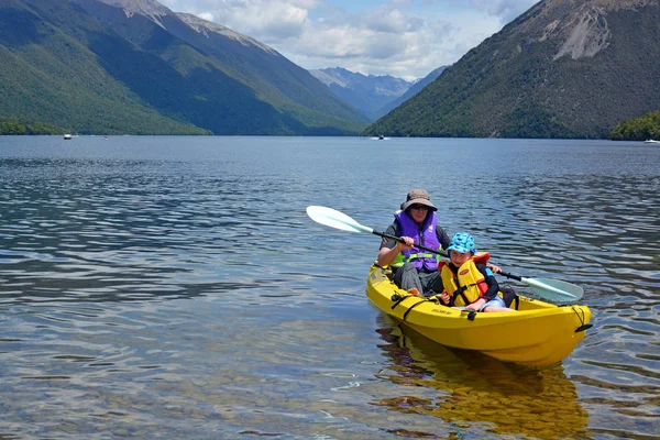 Caiaque no Lago Rotoiti, Lagos Nlson, Nova Zelândia — Fotografia de Stock