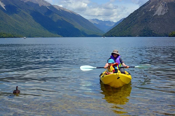 Kayak sul lago Rotoiti, Laghi di Nlson, Nuova Zelanda — Foto Stock