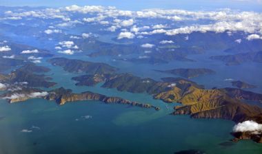 Bir sonbahar sabahı Marlborough seslerin havadan görünümü