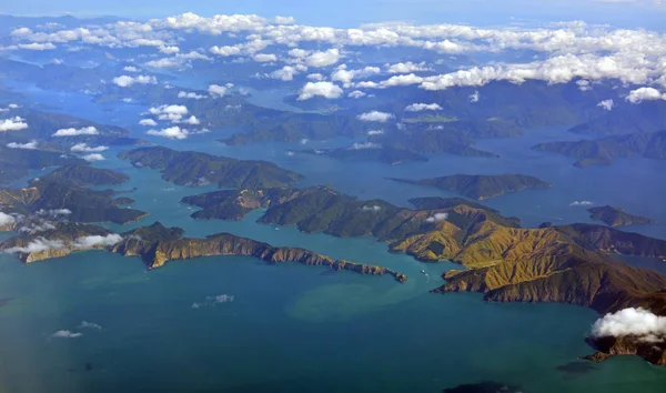 Bir sonbahar sabahı Marlborough seslerin havadan görünümü