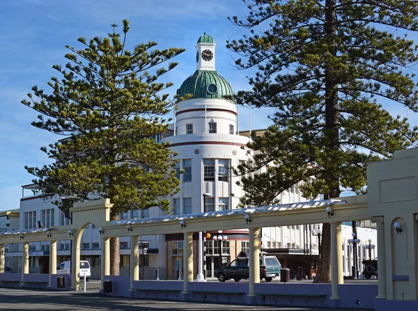Napier, New Zealand - April 27, 2017: T&G Building Art Deco Napier New Zealand & Pine Trees — Stock Photo, Image