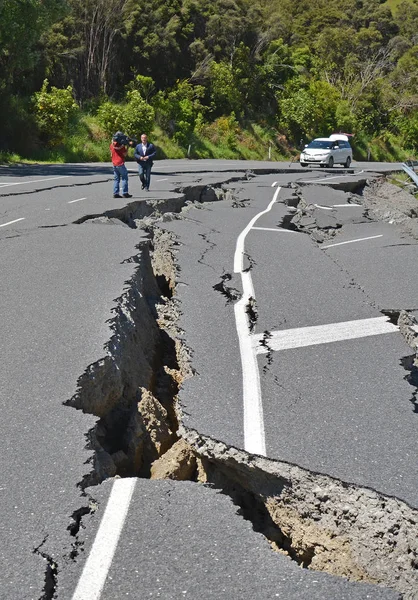 Intrepid verslaggever & Cameraman trotseer de gevaren van de aardbeving van Kaikoura — Stockfoto