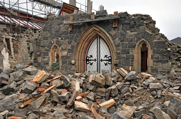 Voorkant deur dat alles blijft van kerk na Christchurch Earthqu — Stockfoto