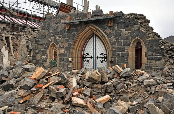 Porta da frente tudo o que resta de CHurch após Christchurch Earthqu — Fotografia de Stock