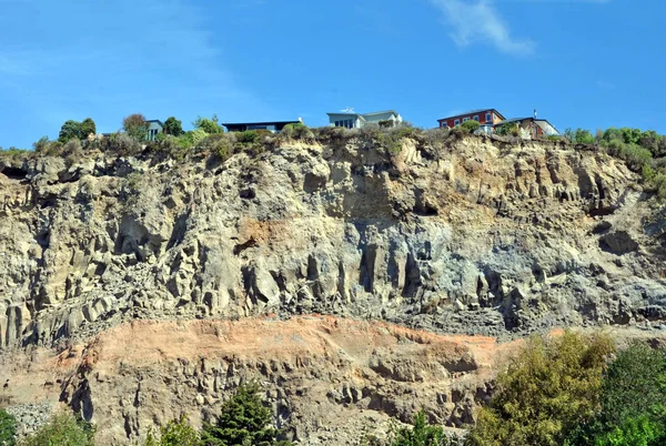 Casas deixadas encalhadas em Cliff Edge por terremotos, Christchurch — Fotografia de Stock