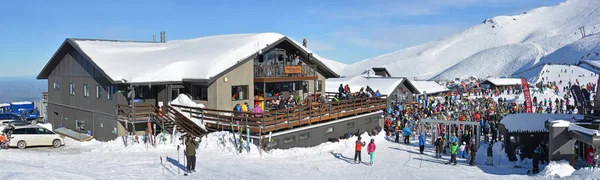 Huber van Restaurant & stoeltjeslift wachtrij, Mount Hutt, Nieuw-Zeeland — Stockfoto