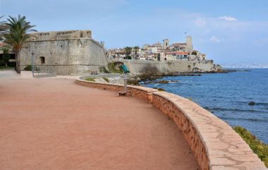 Antibes Promenade Old Town ve duvar, Provence, Fransa