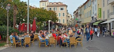 Bir Antibes Meydanı Cafe, Provence Fransa bir akşam içki