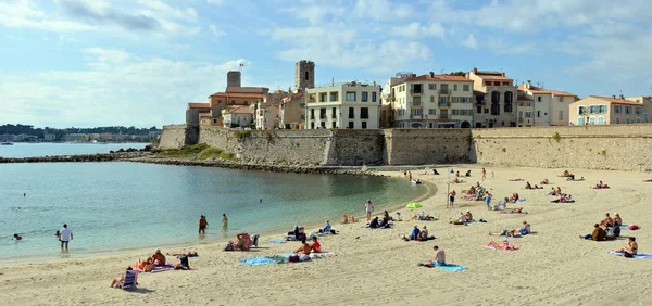 Mensen die zonnebaden op Antibes Beach, Cote d 'azur, herkomstfranc — Stockfoto