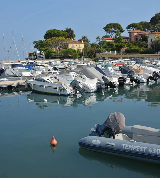 Reflecties van Cap Antibes en boot Marina, Provence Frankrijk — Stockfoto