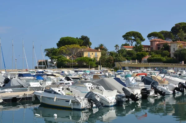 Рефлекс Кап-Антиб и Лодка-Марина, Прованс Франция — стоковое фото