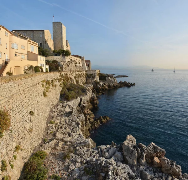 Amanhecer em Antibes com Nice no fundo. França — Fotografia de Stock