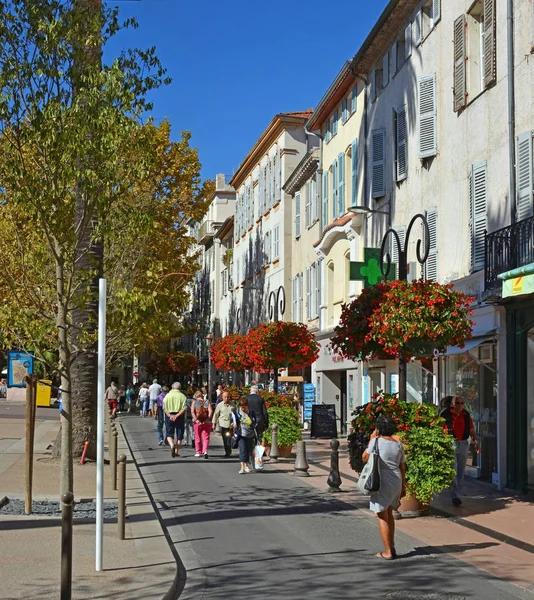 Návštěvníkům procházku v Antibes náměstí, Cote d; azur, provence Francie — Stock fotografie