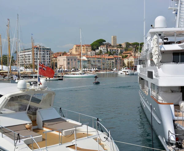 Cannes Barcos de luxo, Marina, Edifícios e Colina — Fotografia de Stock