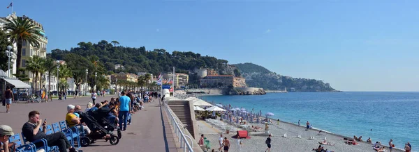 Persone sedute sulla Promenade Des Anglais, Nizza, Francia — Foto Stock