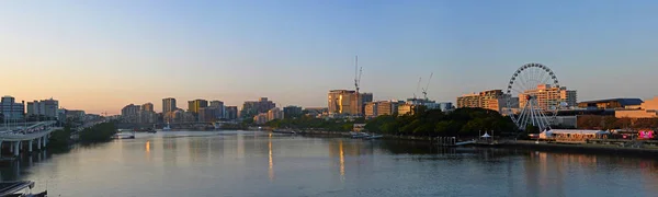 Brisbane nehir ve şehir, Queensland Avustralya gündoğumu Panoraması — Stok fotoğraf