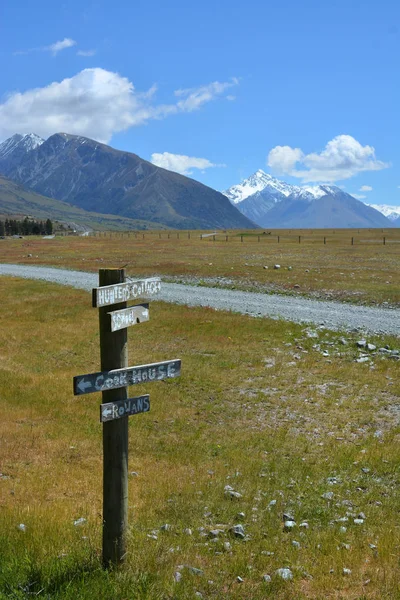 Sign Post on Mesopotamia Station Road, New Zealand — Stock Photo, Image