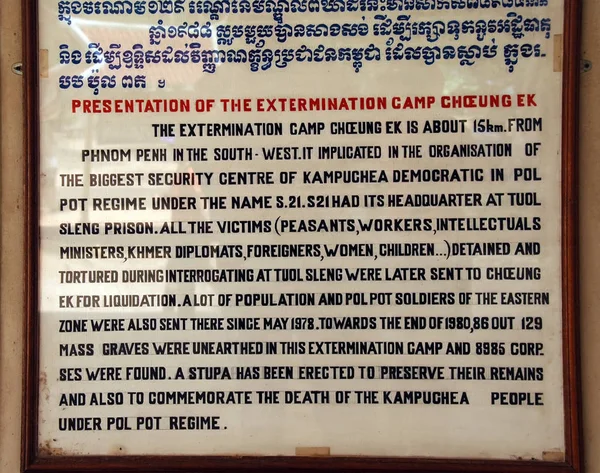 Kamboçyalı ölüm tarlaları tabelaya kullanılan kimyasalların açıklar. — Stok fotoğraf