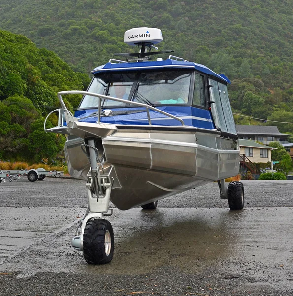 Barco anfíbio dirige para o mar em Marlborough Sounds, NZ — Fotografia de Stock