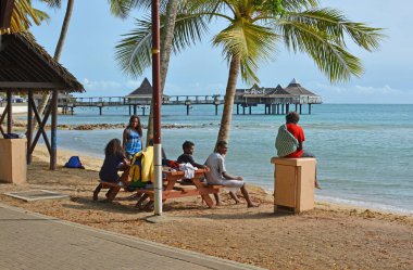 Melanesian insanlar Noumea, Yeni Kaledonya sahilde rahatlatıcı