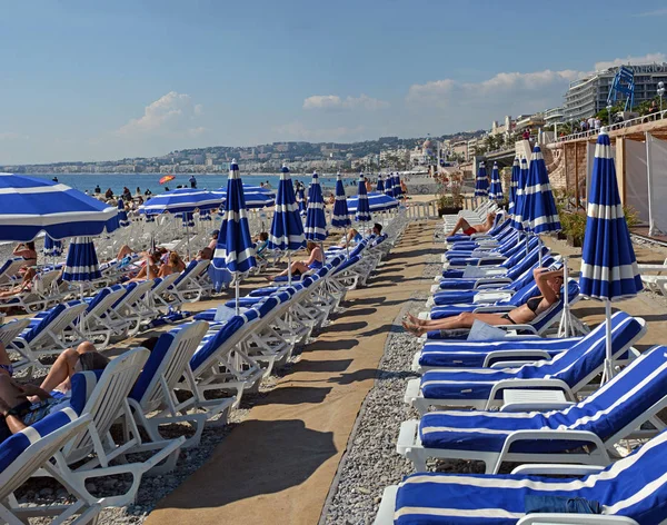 Guarda-chuvas azuis na praia em Nice França — Fotografia de Stock