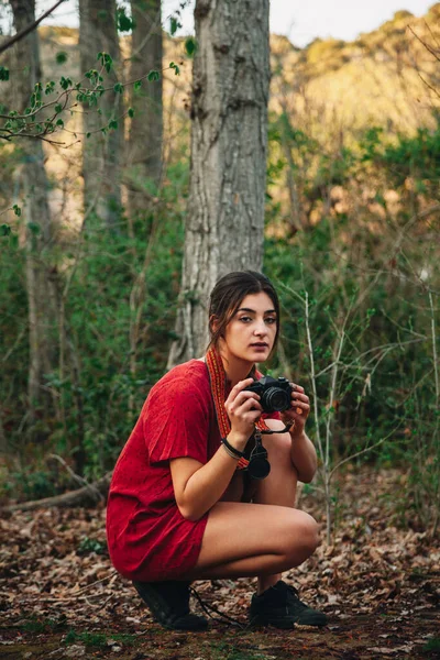 Jovens mulheres lendo um livro e tirando fotos na floresta — Fotografia de Stock