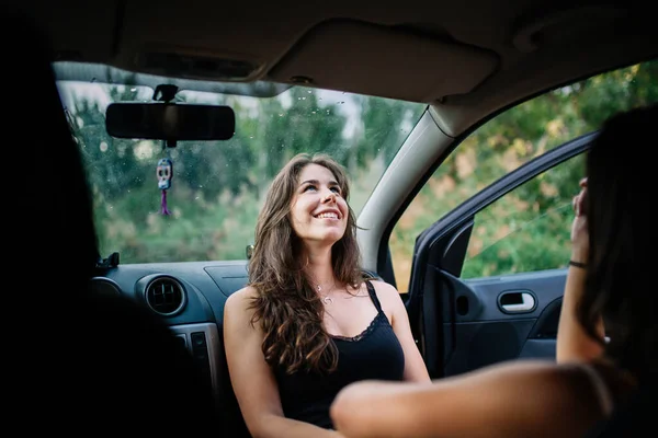 Duas jovens lésbicas desfrutando dentro de um carro — Fotografia de Stock