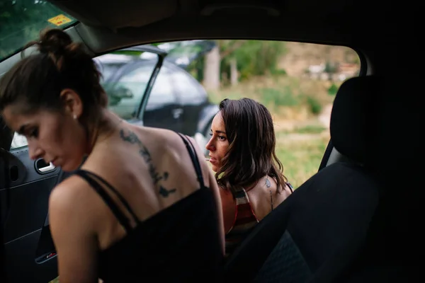 Dwie młode lesbijki cieszące się w samochodzie — Zdjęcie stockowe
