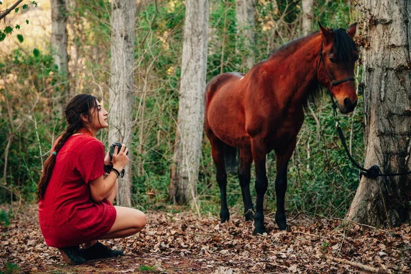 Jeunes femmes lisant un livre et prenant des photos dans la forêt — Photo