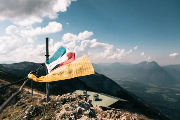 Avusturya 'nın Untersberg dağının zirvesinde Tibet bayrakları