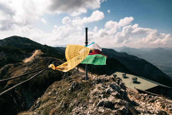 Avusturya 'nın Untersberg dağının zirvesinde Tibet bayrakları — Stok fotoğraf